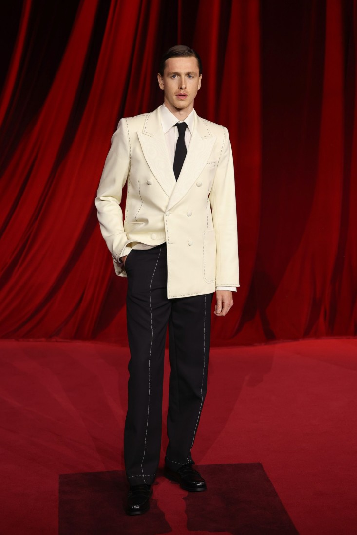 Savile Row Terzilerinden Çıkmış Gibi Görünmek İçin Takım Elbise Tadilatı Nasıl Yaptırılır?