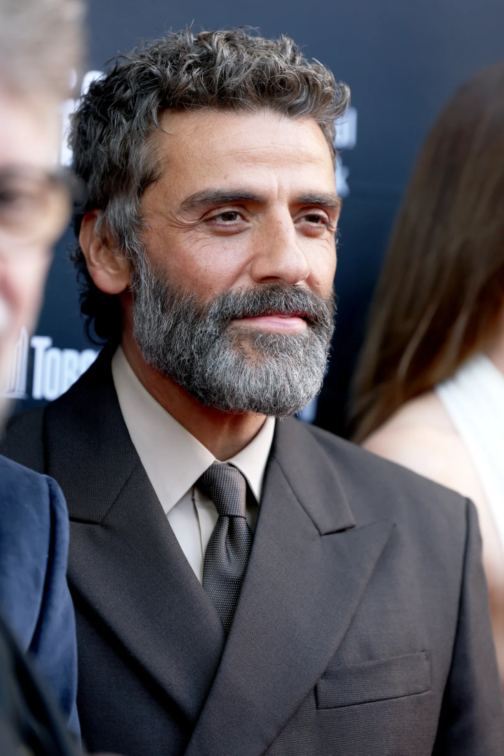 Oscar Isaac, Sorumluluk Sahibi Adamlar İçin Bebek Mullet Modeliyle Karşımızda