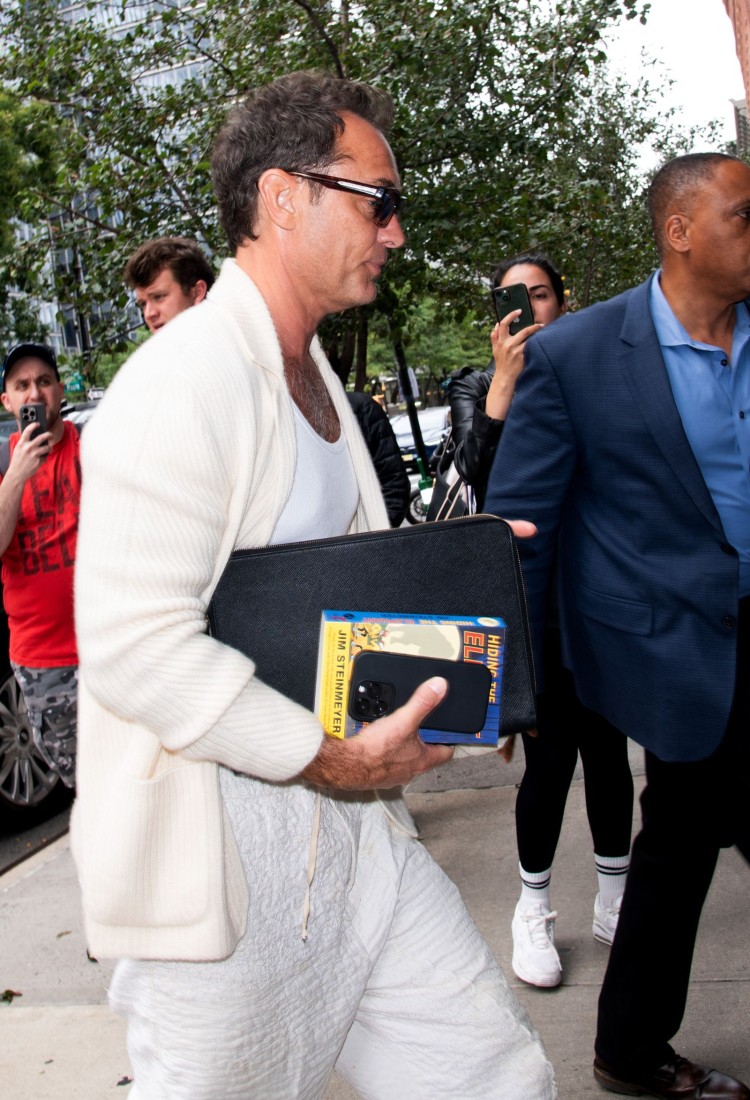 Jude Law’un Gardırobu Hep Yaz