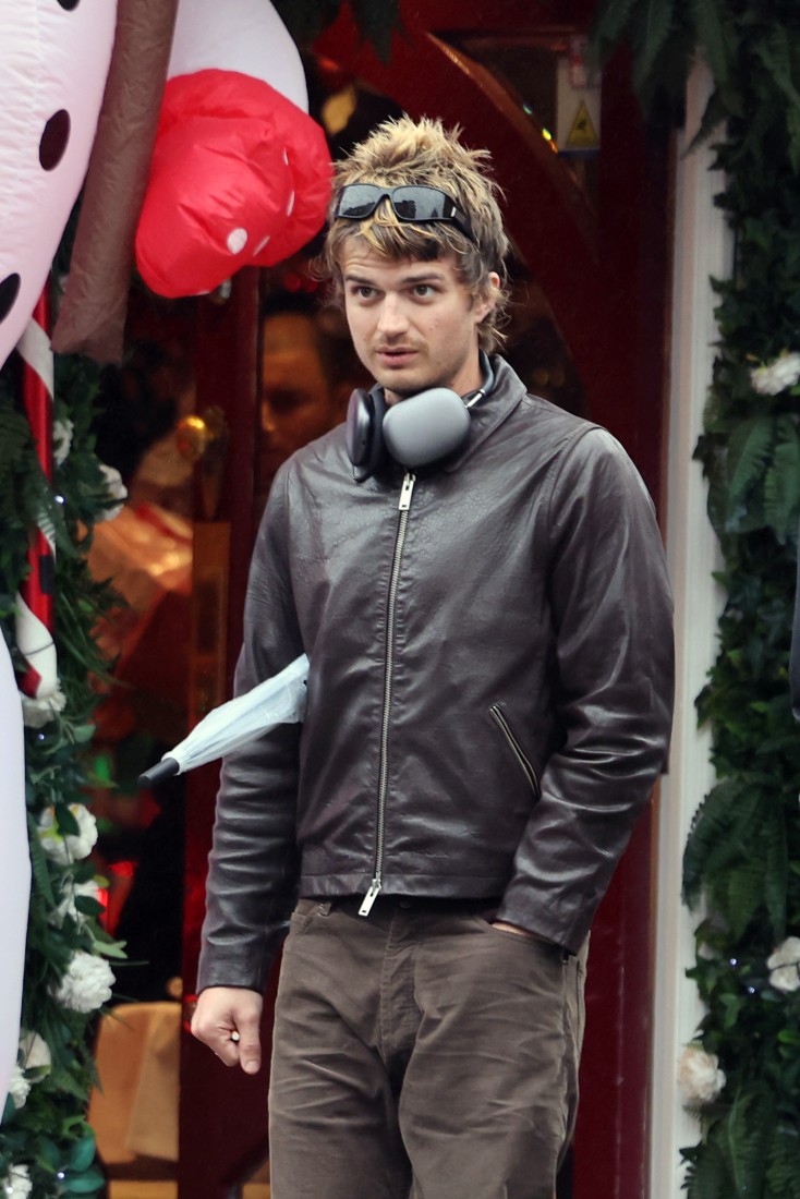 Joe Keery Saçları ve Kıyafetleri İçin 'Funky' Bir Şeyler Deniyor