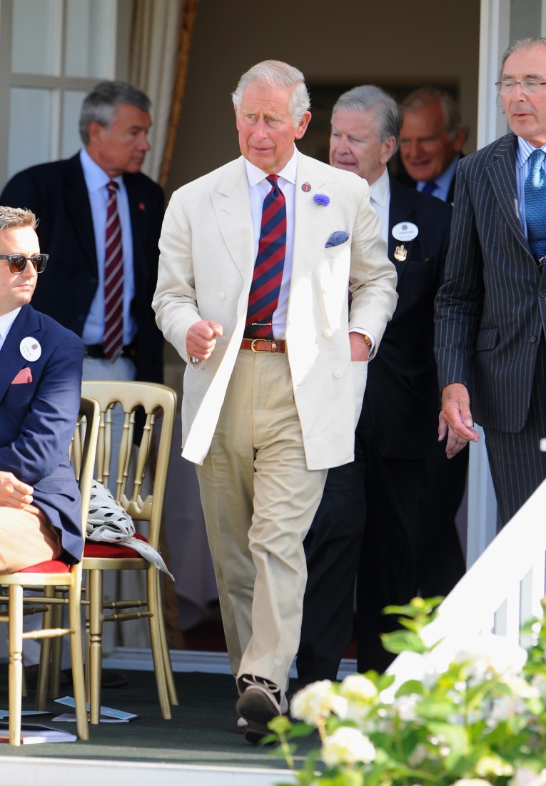 Neden Herkes Kravatını Pantolonunun İçine Sıkıştırıyor?