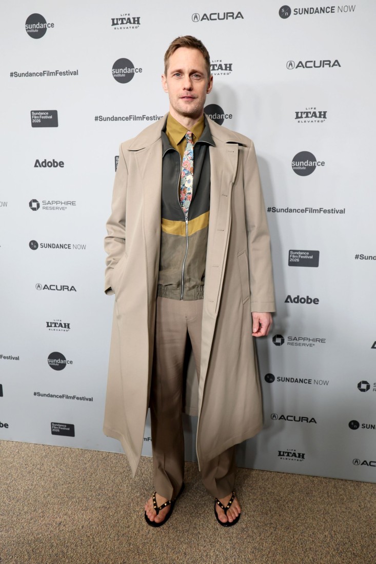 Alexander Skarsgård Ayak Parmaklarını Gösterdi — ve Güneşle Gereksiz Bir Yakınlık Kurdu