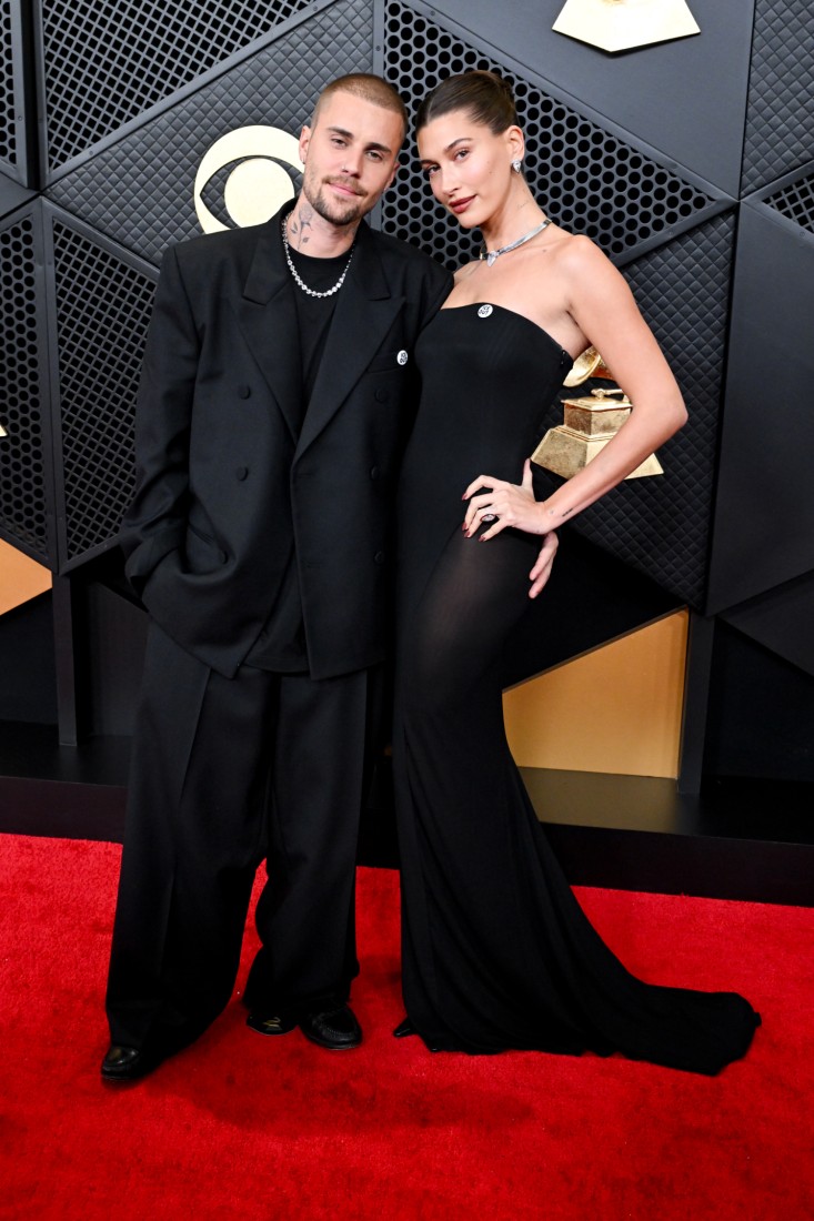 Justin Bieber, 2026 Grammy’lerinde Sahneye İpek Boxer ve Çorapla Çıktı