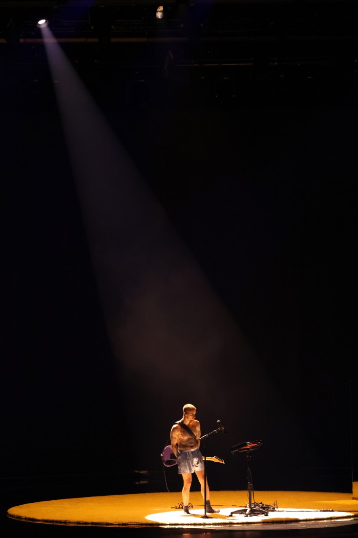 Justin Bieber, 2026 Grammy’lerinde Sahneye İpek Boxer ve Çorapla Çıktı