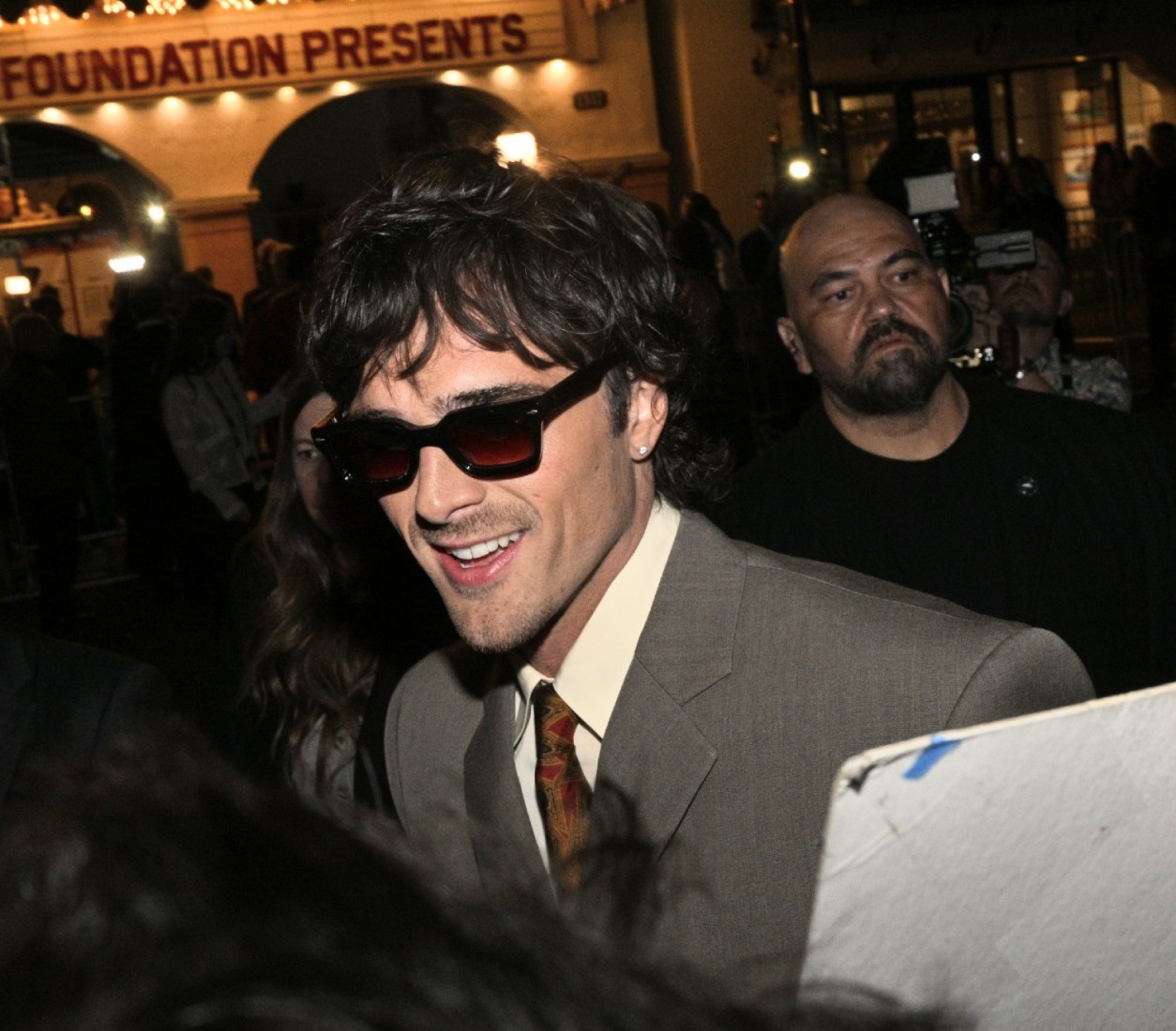 Jacob Elordi 1996’da Seçime Giriyormuş Gibi Giyiniyor