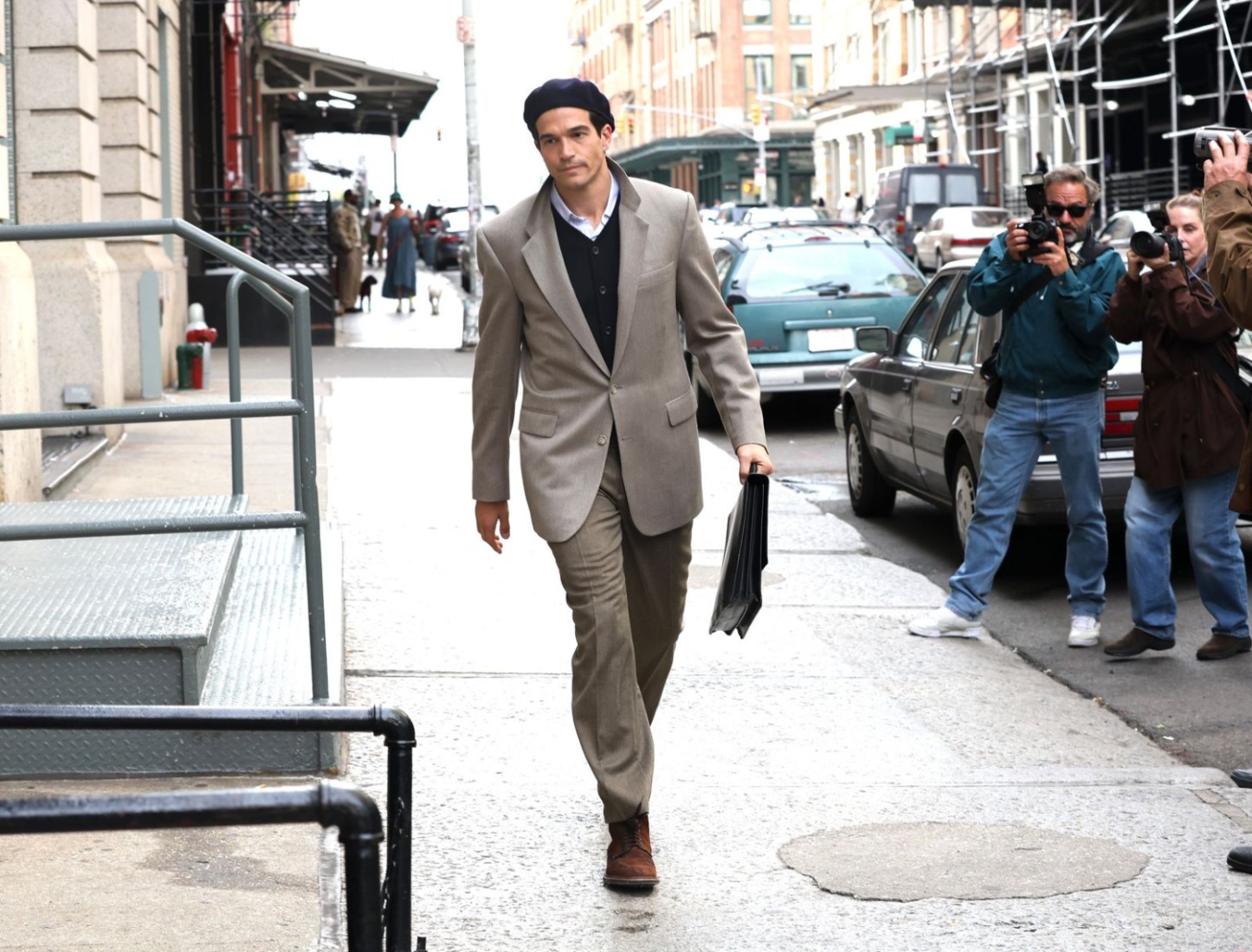 Love Story: “John F. Kennedy Jr., arkaya doğru takılmış bir şapkayla bir Armani takım elbiseyi kendine özgü biçimde dönüştürme konusunda doğuştan bir yeteneğe sahipti.”