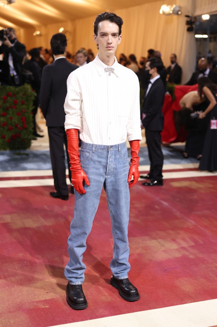 Troye Sivan, Met Gala’ya Yıpranmış Prada Jean'le Katıldı
