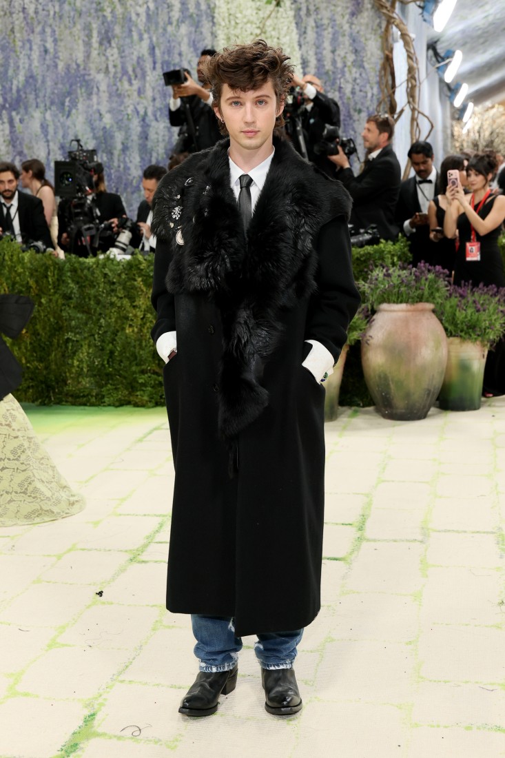 Troye Sivan, Met Gala’ya Yıpranmış Prada Jean'le Katıldı