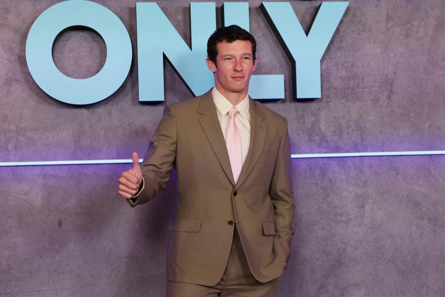 Callum Turner'ın Takımı, Onun Sessizce Nasıl Daha Yakışıklı Görünmesini Sağlıyor