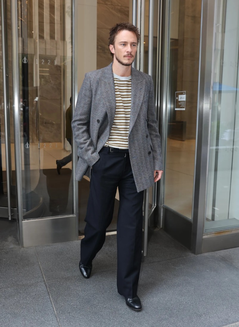 Drew Starkey’den Blazer ve Tişört Giymenin Yeni Yolu