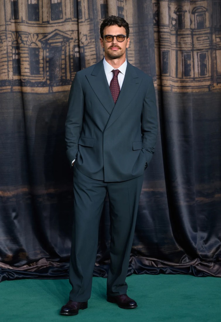 Theo James’in Üzerindeki Yarı Kruvaze Takımla Tanışın