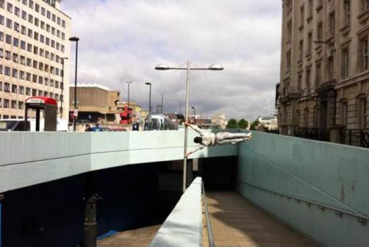 Londra sokaklarında bir jimnastikçi