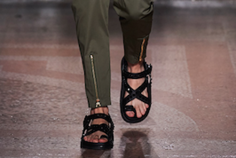 Ayağınızdan Çıkarmak İstemeyeceğiniz 10 Sandalet Modelı