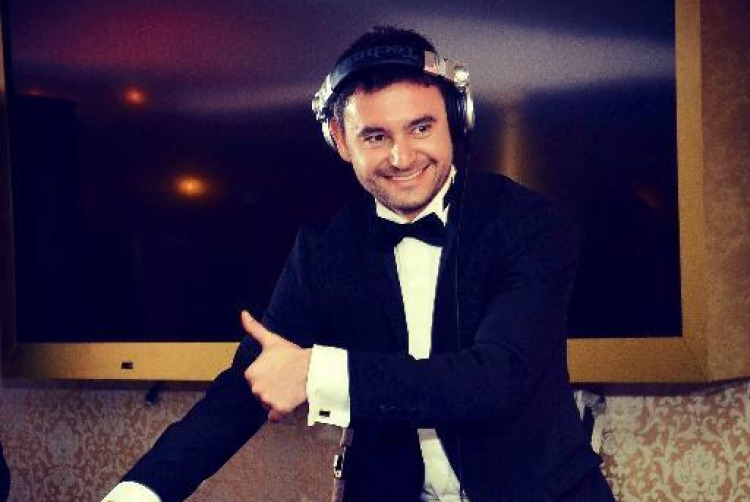 Ev Partisinde Çalınacak 10 Şarkı by Cenker Bayrak