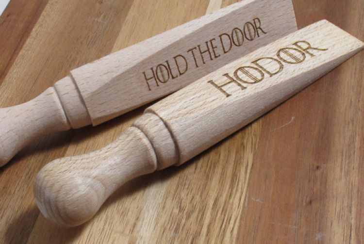 Ona küçük Game of Thrones hediyeleri verin