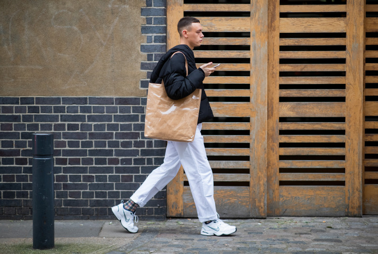 Alışverişlerinizin Vazgeçilmezi: Tote Bag