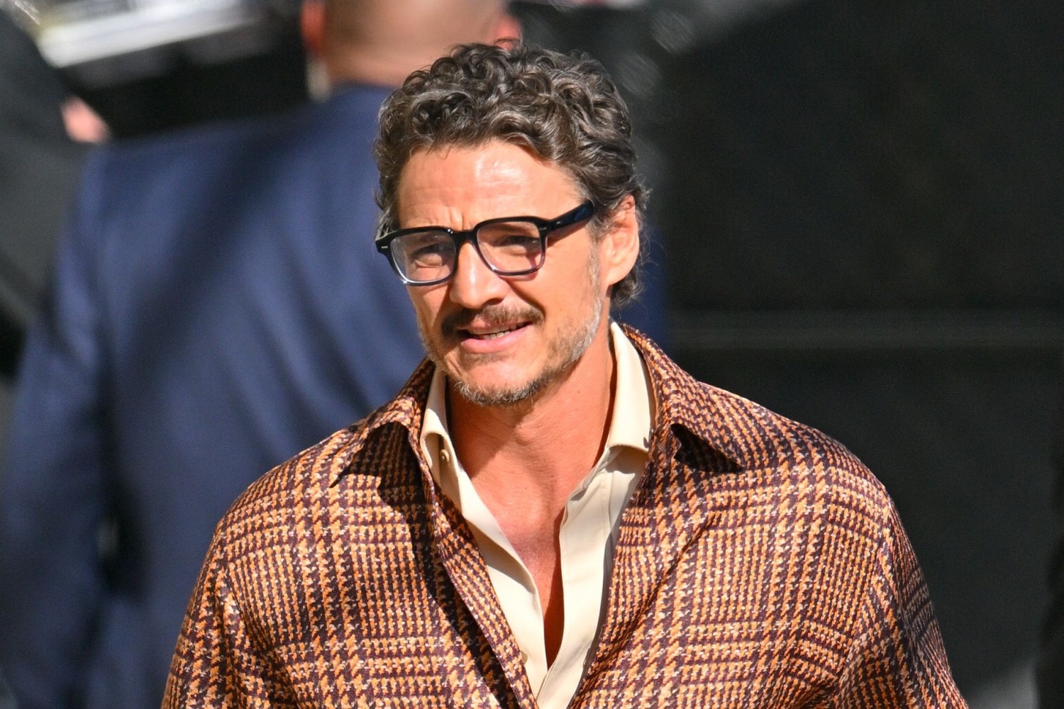 Pedro Pascal İki Gömlek Birden Giyiyor