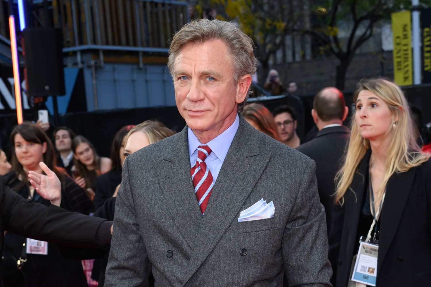 Daniel Craig’in “Profesör Tarzı” Saç Ayrımını Konuşmamız Gerekiyor