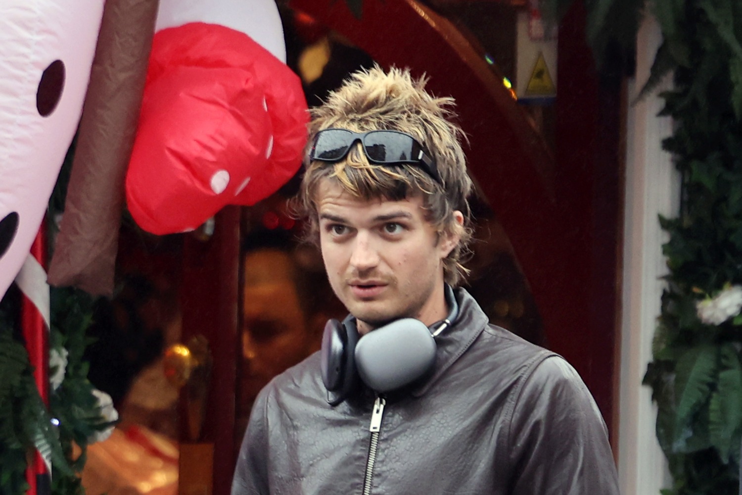 Joe Keery Saçları ve Kıyafetleri İçin 'Funky' Bir Şeyler Deniyor