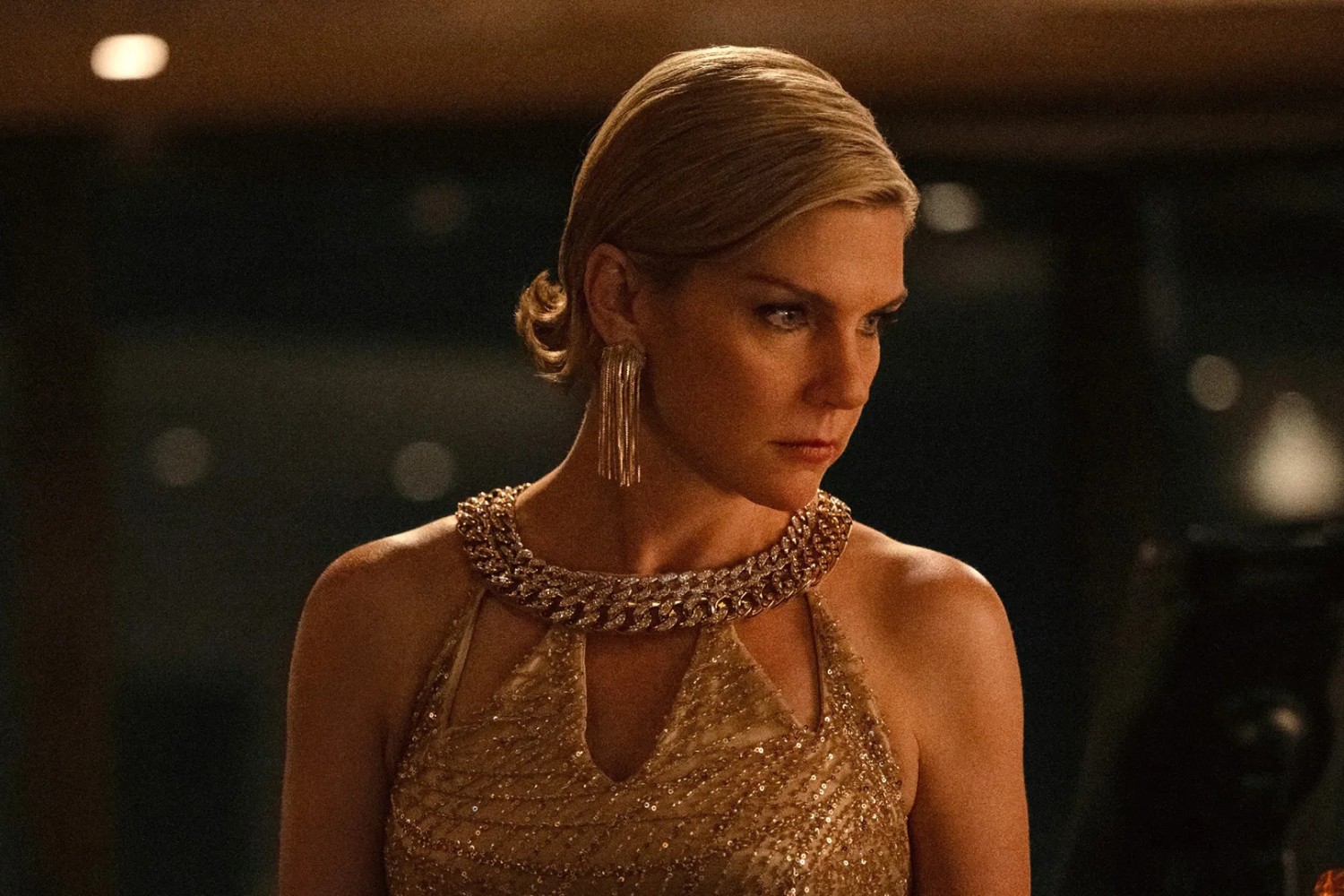 Pluribus dizisinin 2. sezonunda Carol Sturka rolündeki Rhea Seehorn.