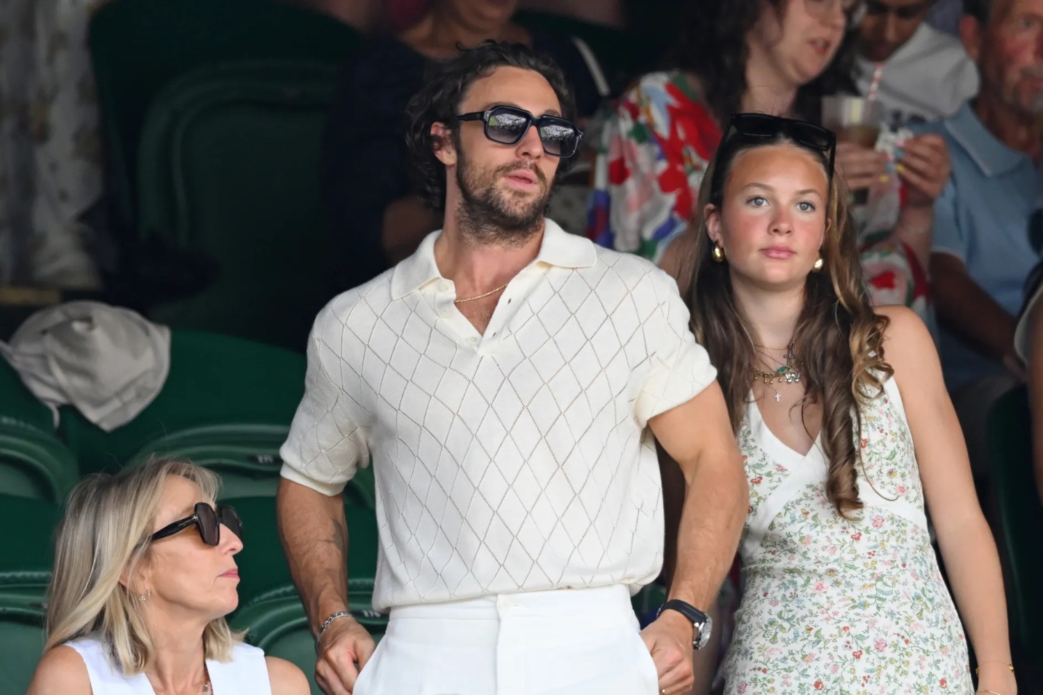 Aaron Taylor-Johnson Wimbledon 2026'da beyaz ipek polo yaka ve beyaz pantolonuyla