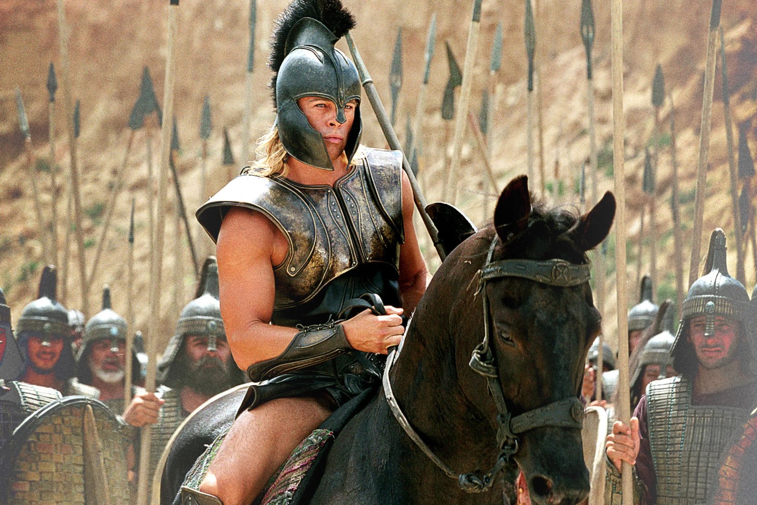 Troy filminde Brad Pitt, Achilles rolünde at üzerinde zırhıyla Truva Savaşı sahnesinde.