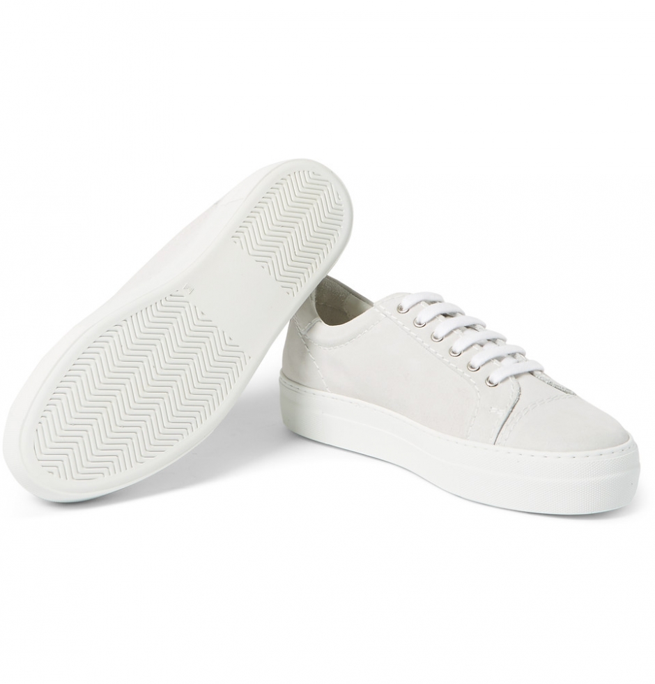 Beyaz Sneaker'ın Modası Neden Asla Geçmeyecek?