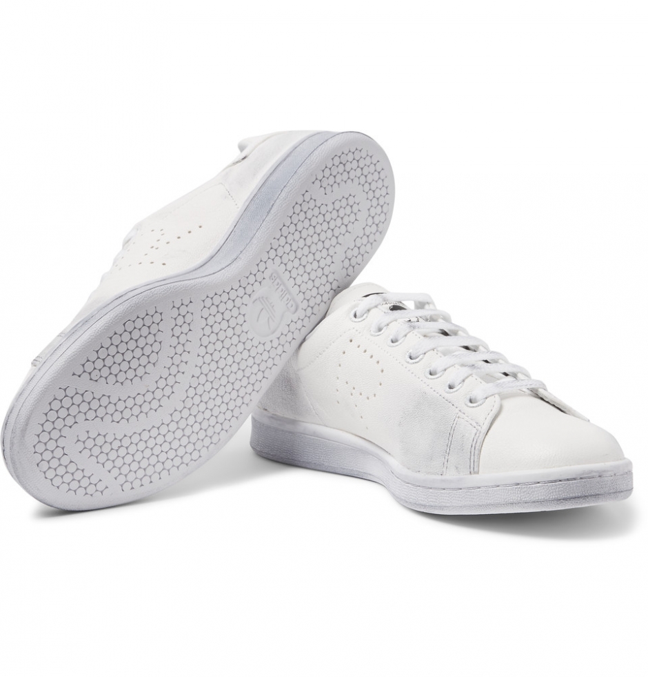 Beyaz Sneaker'ın Modası Neden Asla Geçmeyecek?