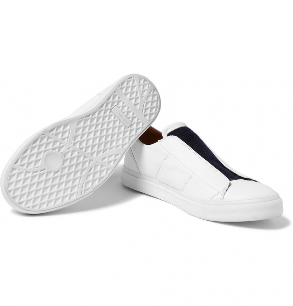 Beyaz Sneaker'ın Modası Neden Asla Geçmeyecek?