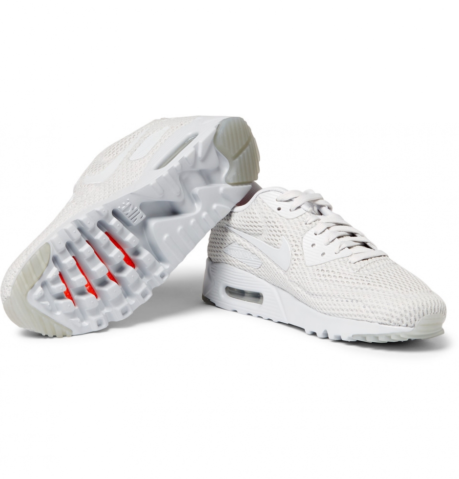 Beyaz Sneaker'ın Modası Neden Asla Geçmeyecek?