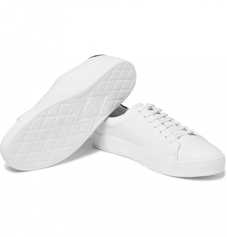 Beyaz Sneaker'ın Modası Neden Asla Geçmeyecek?