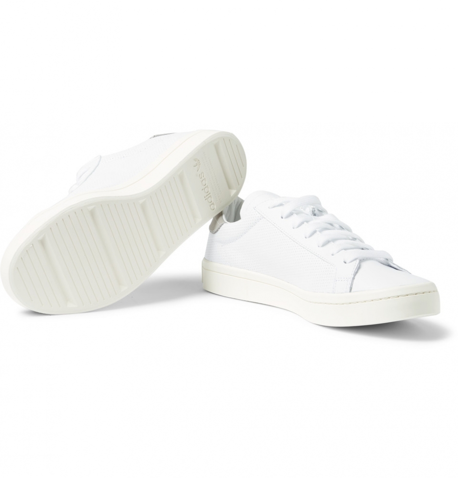 Beyaz Sneaker'ın Modası Neden Asla Geçmeyecek?