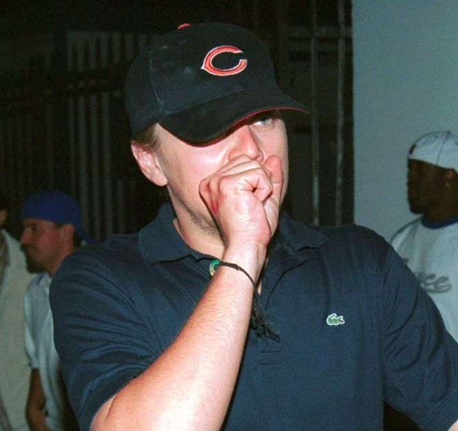 Yetişkin Bir Leonardo DiCaprio 33 Farklı Takım Tutar