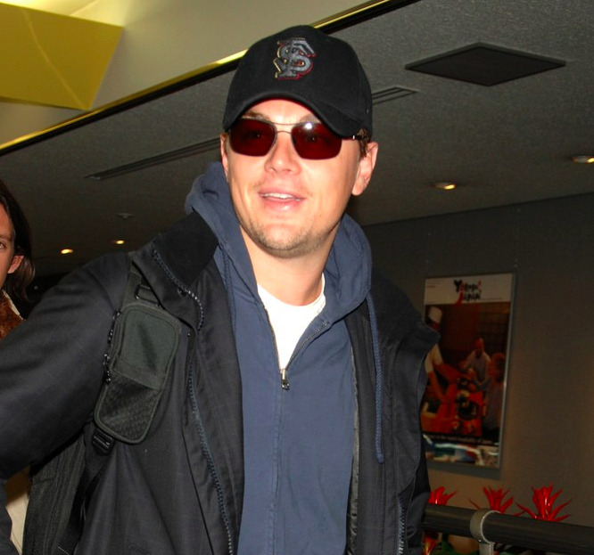 Yetişkin Bir Leonardo DiCaprio 33 Farklı Takım Tutar