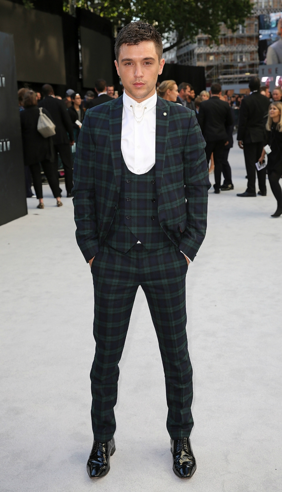 Çizgili Takım Elbise Nasıl Kombinlenir?