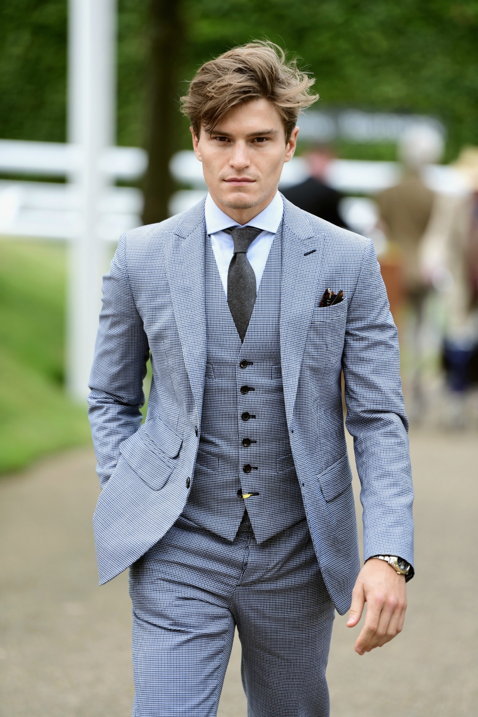 Çizgili Takım Elbise Nasıl Kombinlenir?