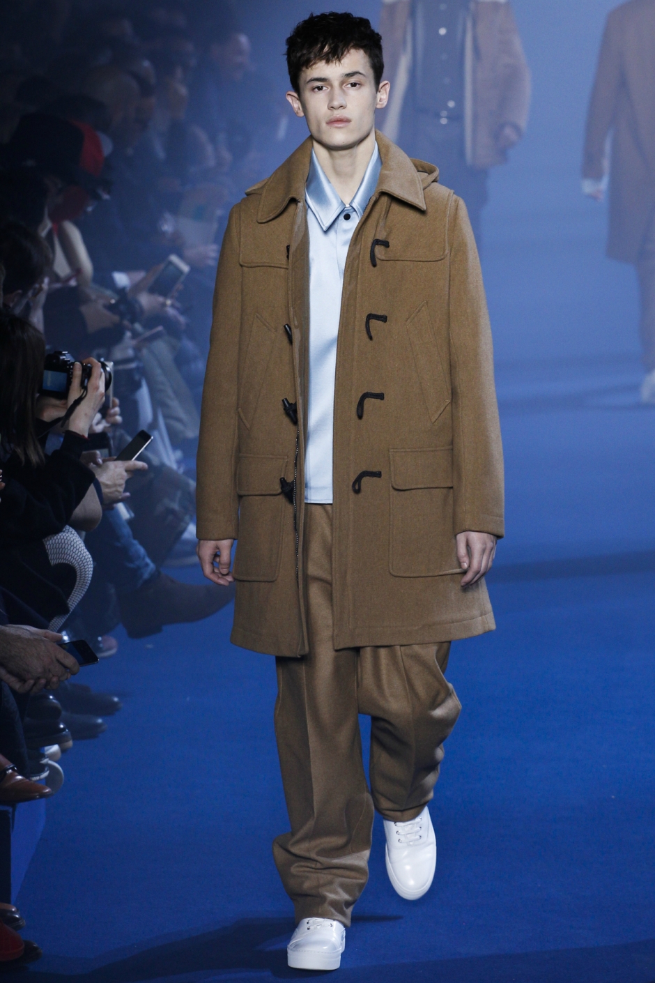 Trend Alarmı: Fildişi Düğmeli Kaban