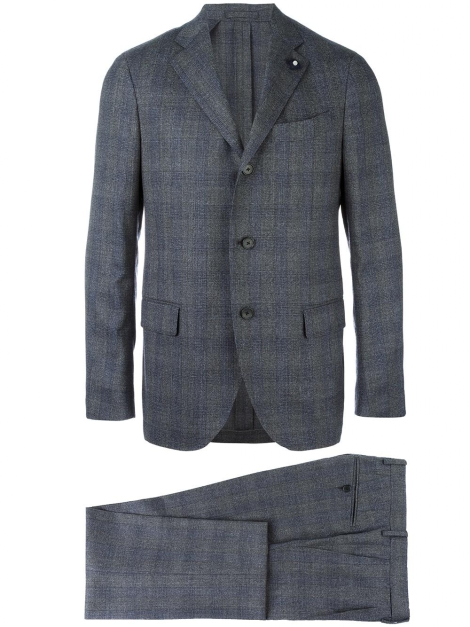 Ofis Stili: Takım ve Beyaz Tişört