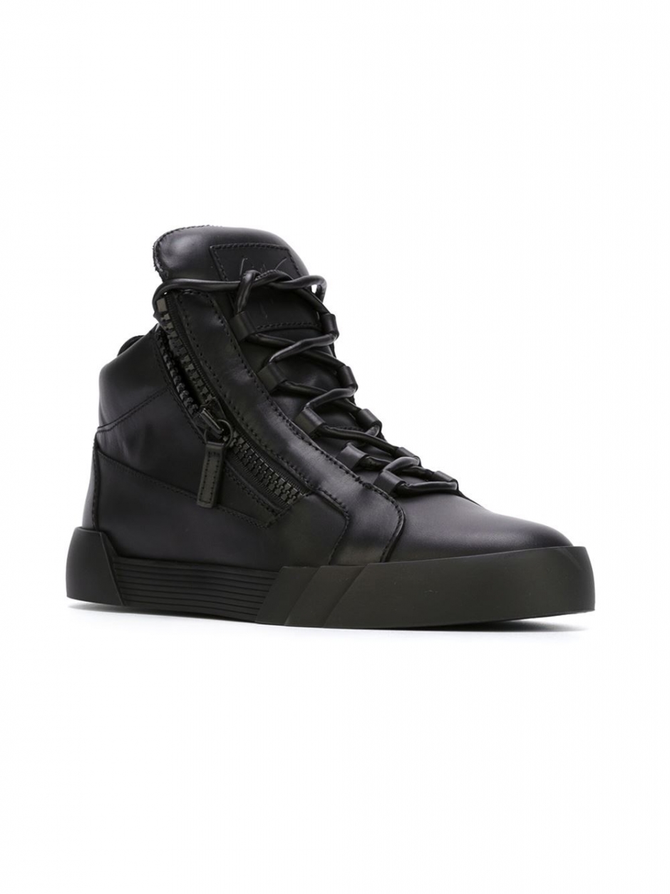 Seyahate Gidiyoruz: İhtiyacınız Olan Bir Sevgili Bir de Beyaz Tişört