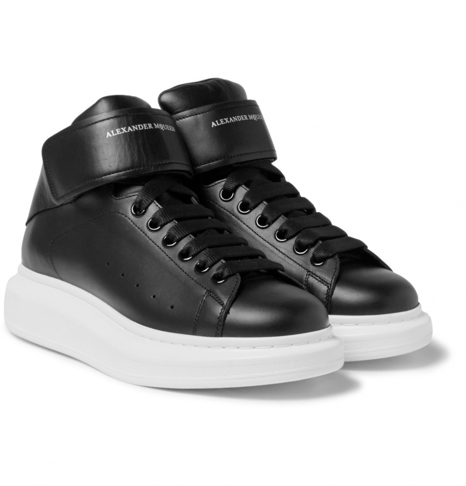 Sneaker Dediğin Siyah Olur