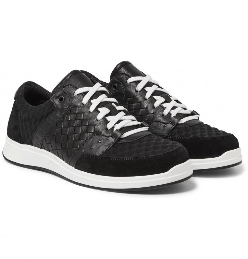 Sneaker Dediğin Siyah Olur