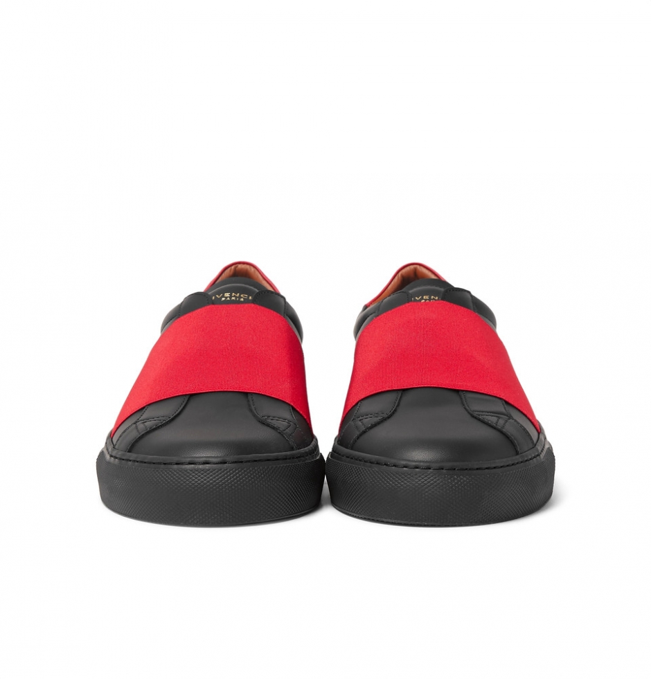 Sneaker Dediğin Siyah Olur