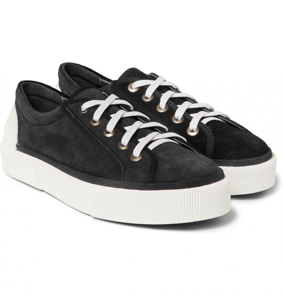 Sneaker Dediğin Siyah Olur