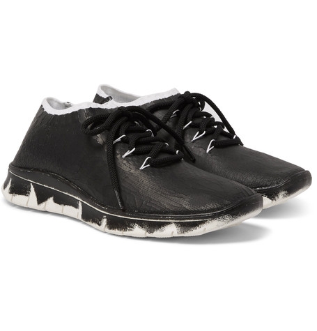 Sneaker Dediğin Siyah Olur