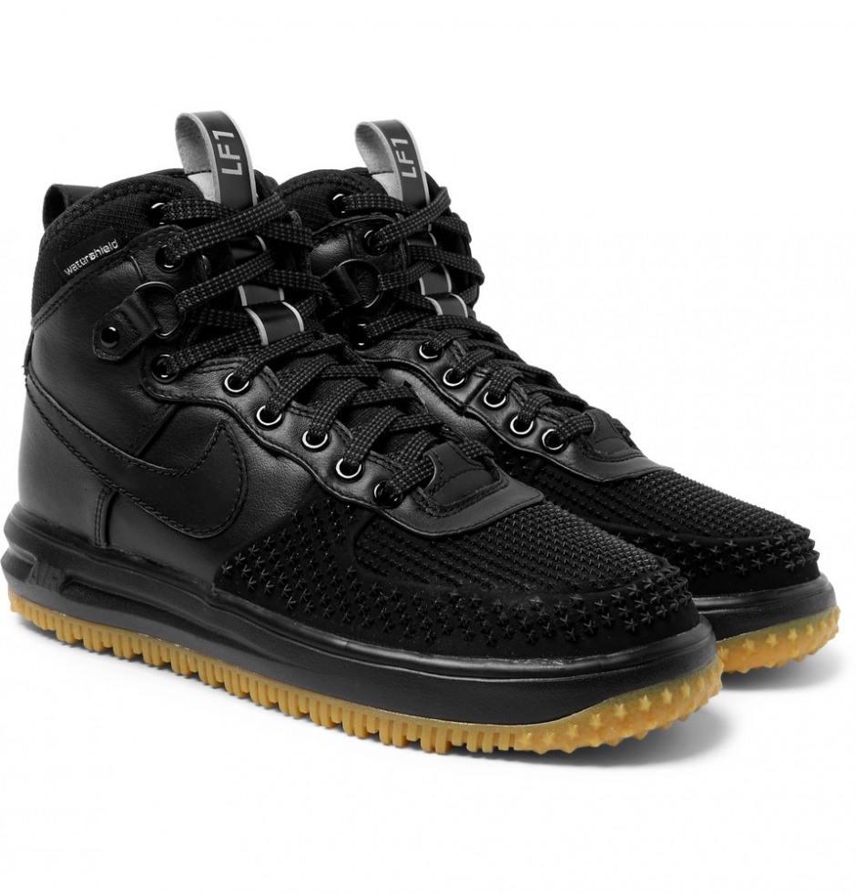 Sneaker Dediğin Siyah Olur