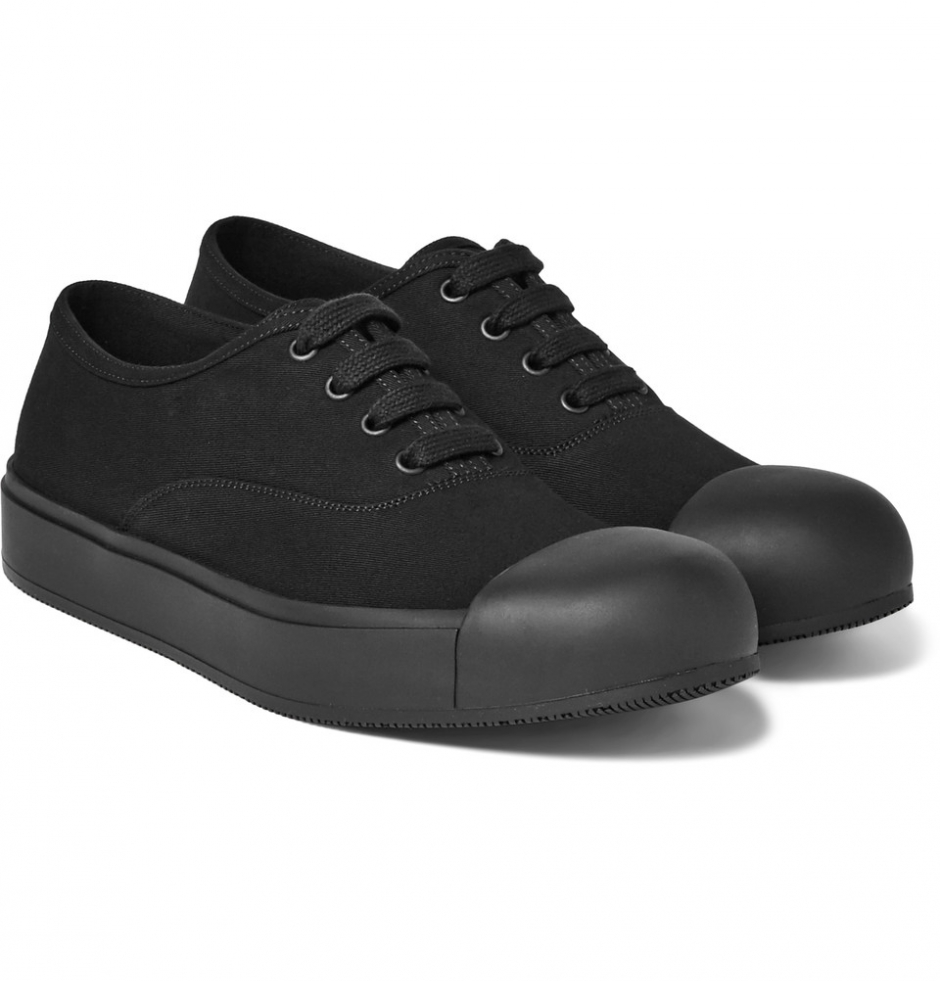 Sneaker Dediğin Siyah Olur