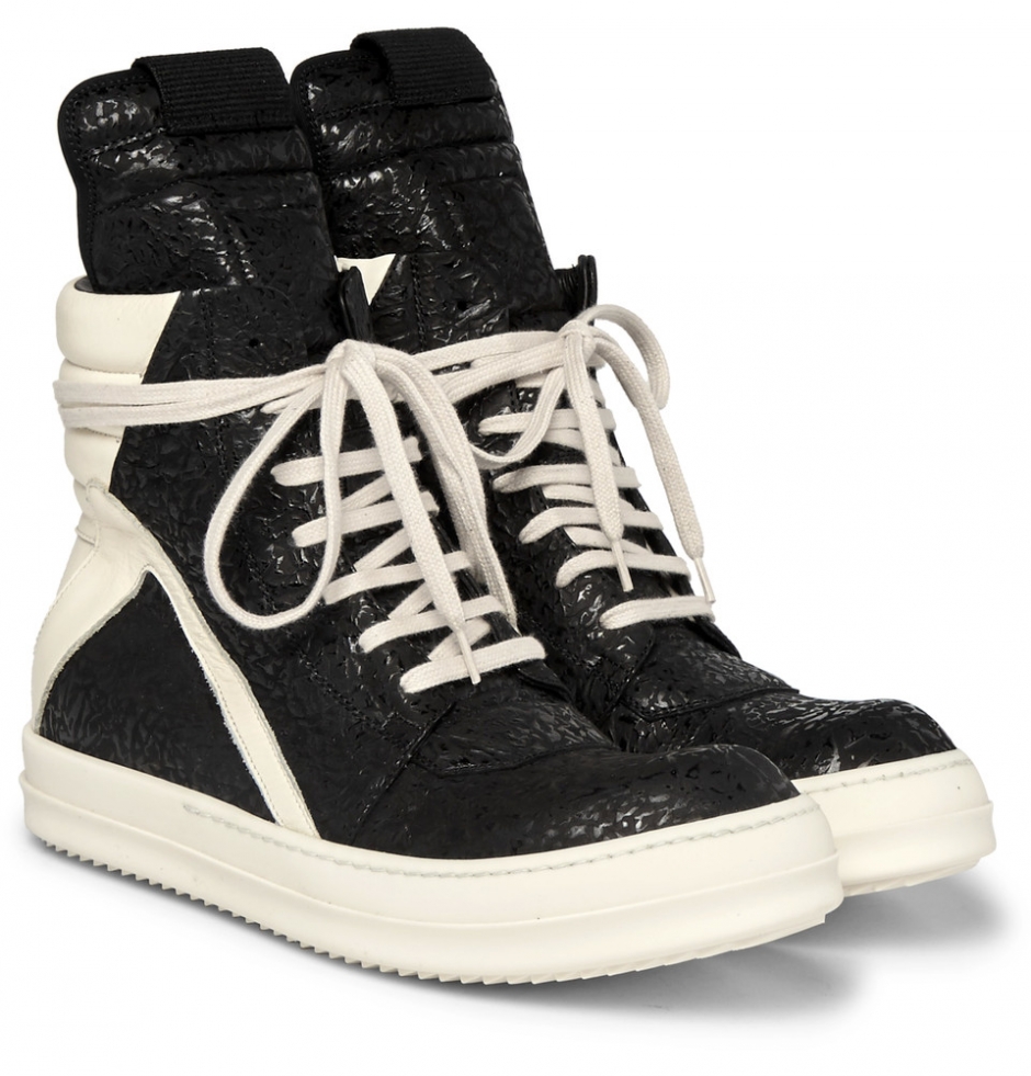 Sneaker Dediğin Siyah Olur