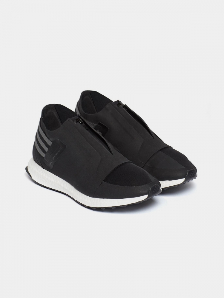 Sneaker Dediğin Siyah Olur