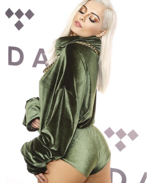 Seksi ve Güzel Genç Kadın Şarkıcılar Seksi ve Güzel Genç Kadın Şarkıcılar