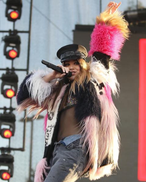 Seksi ve Güzel Genç Kadın Şarkıcılar Seksi ve Güzel Genç Kadın Şarkıcılar